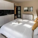 Modern 3br W/terrace, Close To Malta Airport -